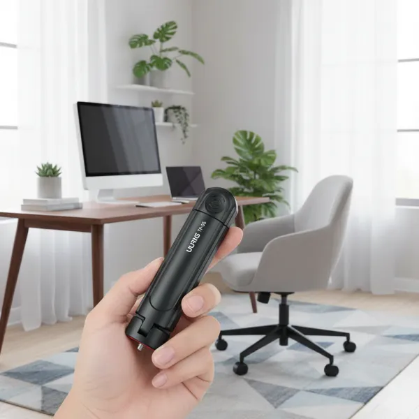 Mini trépied pliable EHANG tenu dans une main avec un bureau en arrière-plan