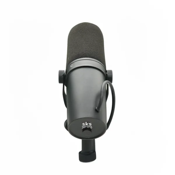 Microphone dynamique vocal SM7B professionnel vu de face avec mousse noire