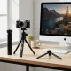 Mini trépied aluminium ERIKOLE pour caméra posé sur une table avec appareil photo et accessoires