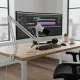 Microphone Maono PD200XS dynamique avec connexion XLR et USB en mode dual posé sur un bras articulé sur un bureau avec un écran d'ordinateur, clavier et casque