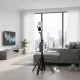 Trépied aluminium TOKQI avec smartphone fixé et télécommande Bluetooth dans un salon moderne