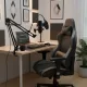 Microphone studio professionnel avec bras articulé et antichoc métallique installé sur un bureau moderne
