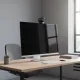 Webcam 4K autofocus EMEET S600 montée sur un écran d'ordinateur avec trépied à côté