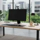 Webcam Full HD 1080p 60fps DIWROLY avec micro intégré et trépied pour visioconférences Webcam Full HD 1080p 60fps DIWROLY avec micro intégré et trépied installée sur un écran d'ordinateur en environnement de bureau