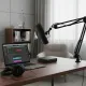 Microphone dynamique vocal SM7B installé sur bras articulé avec ordinateur portable et casque audio sur bureau