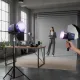 Lampe vidéo LED RGB portable Nagnahz ZGRL-60W pour studio photo et vidéo Lampe vidéo LED RGB portable Nagnahz ZGRL-60W allumée violet avec modèle en arrière-plan dans studio photo