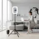 Anneau LED portable rechargeable 20W LEAFILLIGHT Y200 bi-color avec trépied et support smartphone Anneau LED portable rechargeable 20W LEAFILLIGHT Y200 bi-color avec support trépied et smartphone en utilisation devant un ordinateur portable