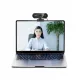 Webcam USB Full HD 1080p AKKHOO avec microphone intégrée installée sur un ordinateur portable affichant une femme en visioconférence