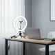 Anneau LED selfie dimmable bi-color 16 26 33cm avec support de smartphone sur bureau moderne
